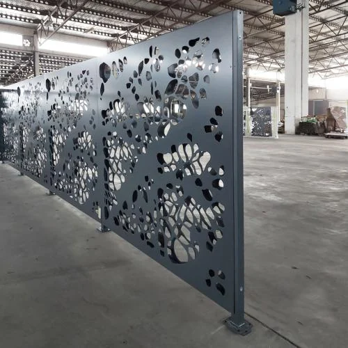 Panneau acier découpé laser – motif floral, thermolaquage