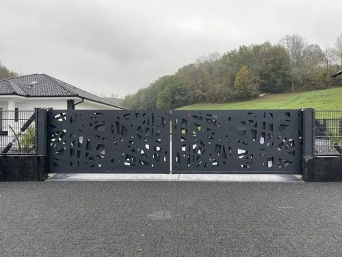 Portail acier découpé laser – finition thermolaquée